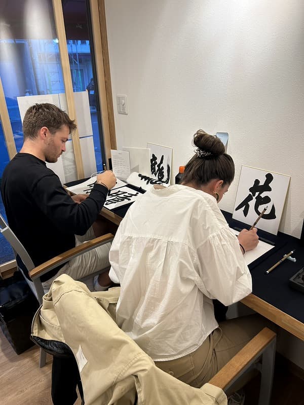 Our customers are enjoying a calligraphy experience.