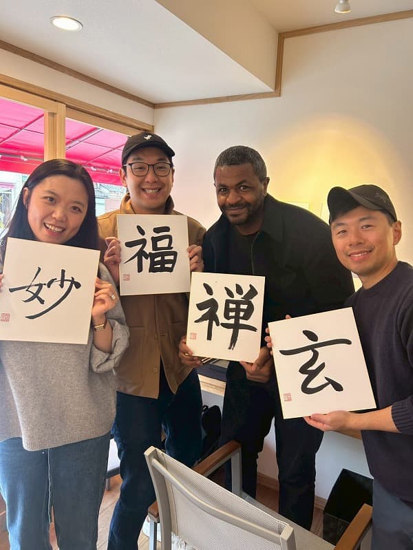 Our customers are enjoying a calligraphy experience.