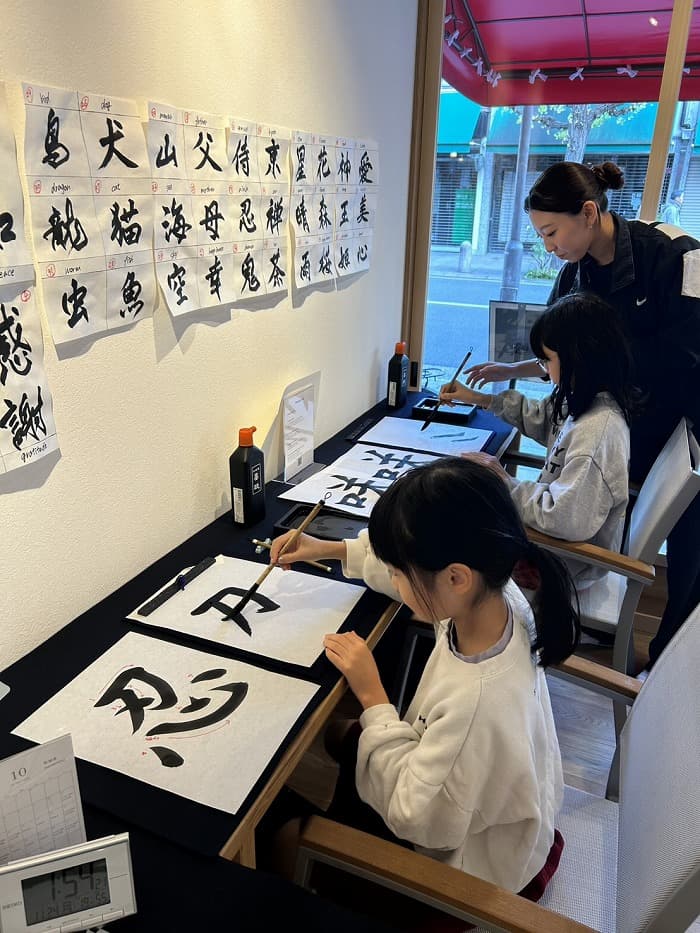 子供たちが書道体験する様子